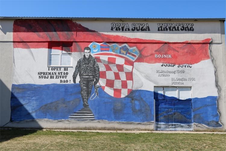Slika /PU splitsko-dalmatinska 2022/Obilježavanja/Josip Jovic mural.JPG